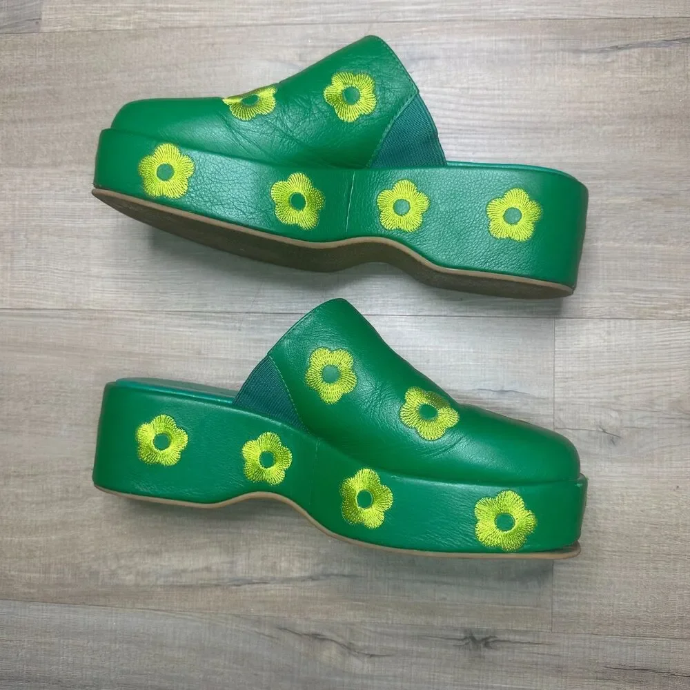 Lisa Says Gah Dakota Women's Clogs Green Leather Yellow Stitched Flowers